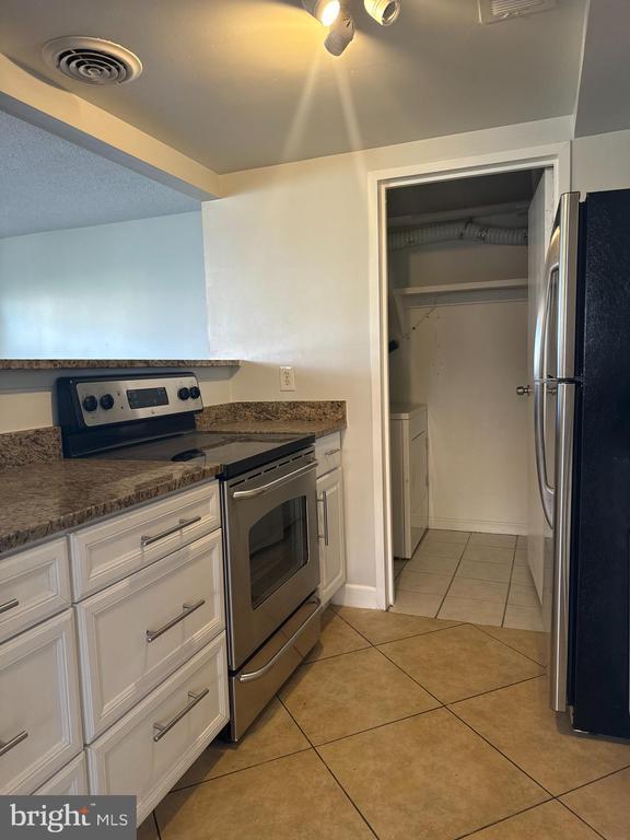 Building Photo - 9570 Hagel Cir