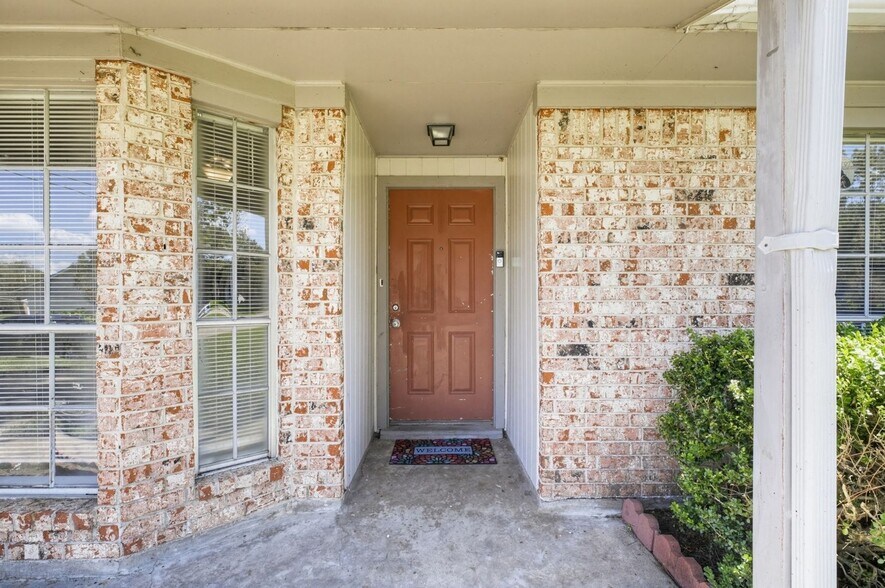 Building Photo - 1901 Fairfield Ct N