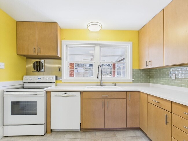 Building Photo - 6955 Navaho Rd