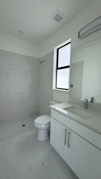 Building Photo - 498 Loretta Ave S