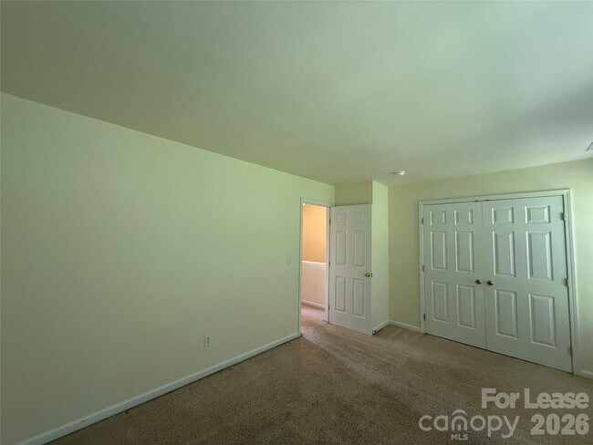 Building Photo - 9766 Blossom Hill Dr