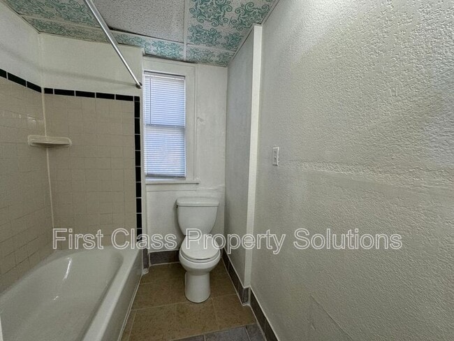 Building Photo - 1400 NW 22nd St