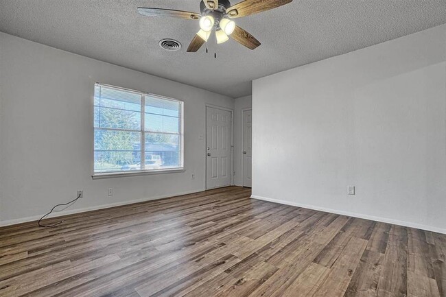 Building Photo - 5716 NW Glenn Ave