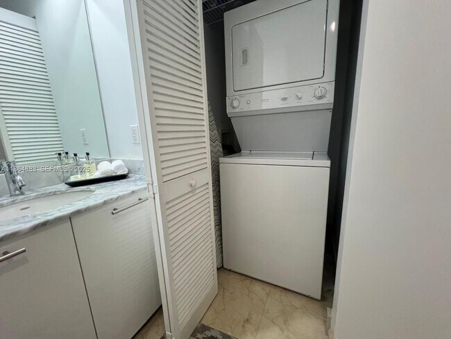 Building Photo - 950 Brickell Bay Dr