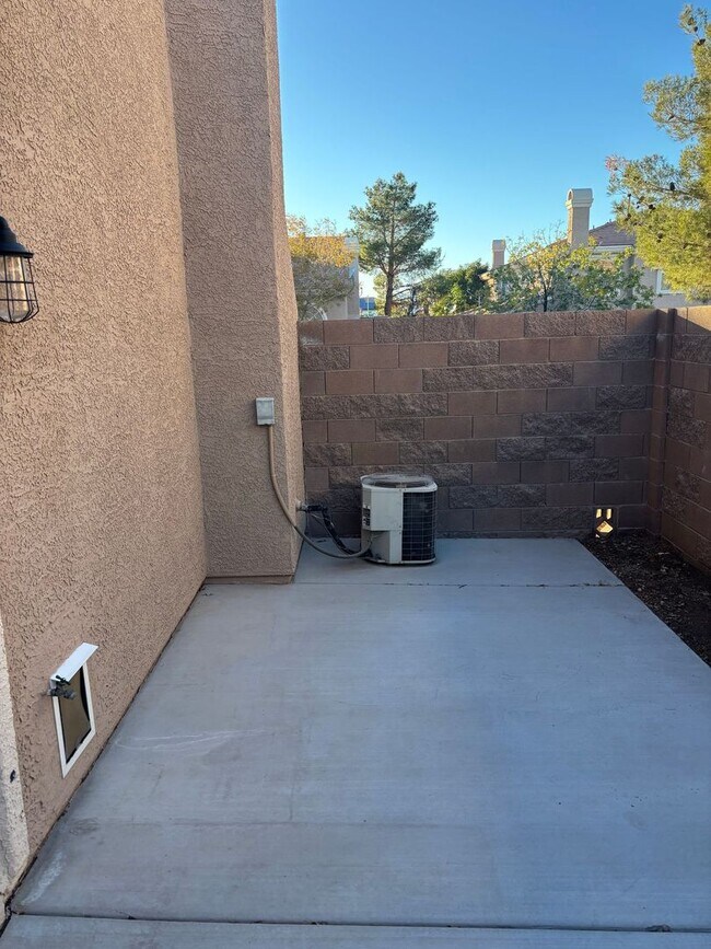 Building Photo - *GREAT TOWNHOME IN GATED "SILVERADO RANCH COMMUNITY!!"