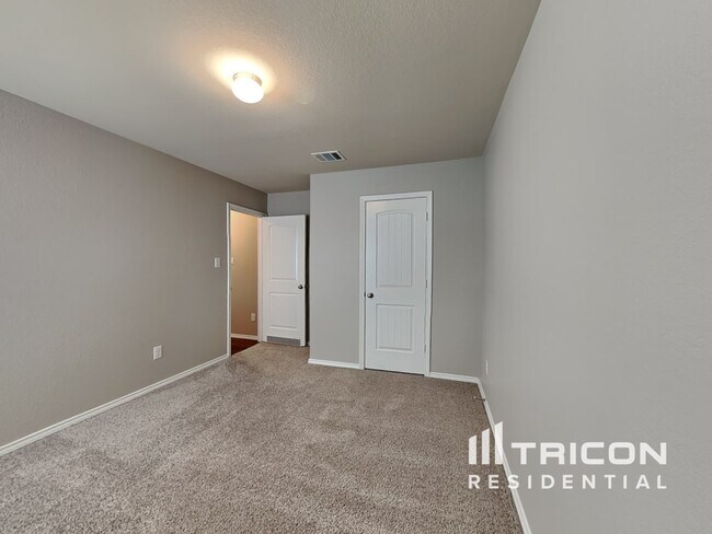 Building Photo - 5050 Everett Loop