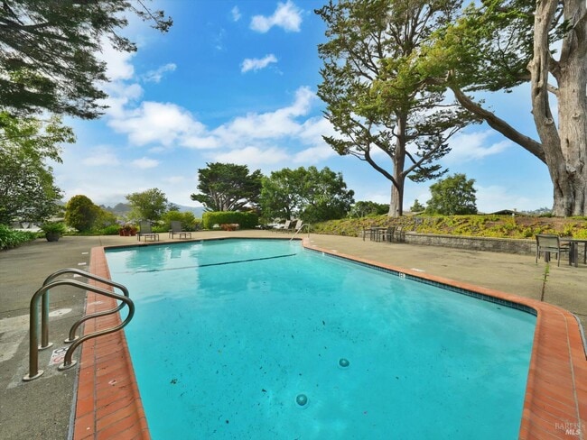 Building Photo - 367 Eden Roc Dr