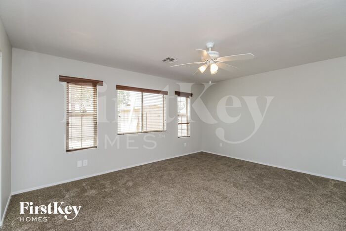 Building Photo - 657 W Barrow Dr
