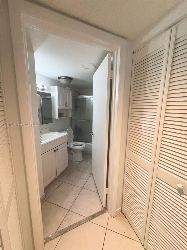 Building Photo - 9500 SW 140th Ct