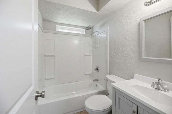 Building Photo - Cute 3 bed 1.5 bath home with a large yard and quite living in the highly desired Bixby Public Sc...