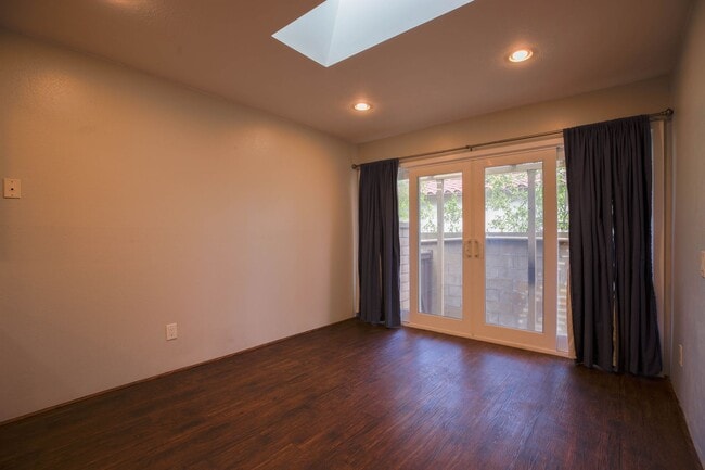 Building Photo - End Unit Townhome with Private Patio