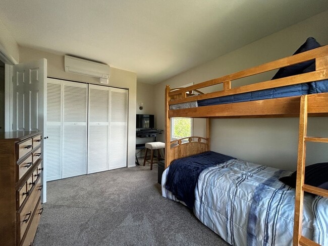 Building Photo - Breathe Taking Views with this 4 bed 3.5 bath home!