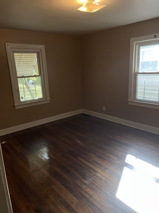 Building Photo - Updated 2 bedroom, 1 bathroom home