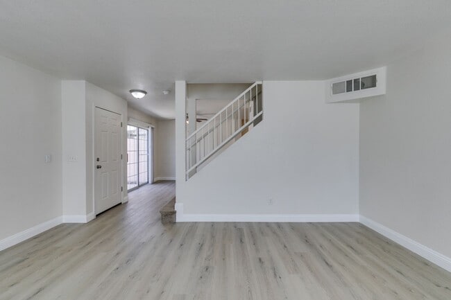 Building Photo - 3 Bedroom Townhouse with attached garage i...