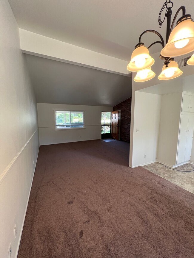 Building Photo - FOR RENT 3+1 IN SIMI VALLEY