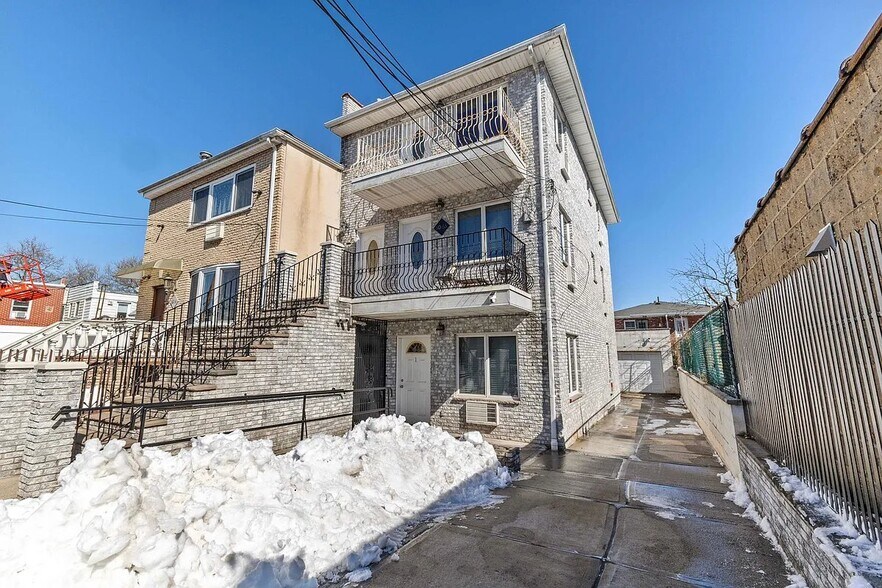 Building Photo - 60-63 60 Lane