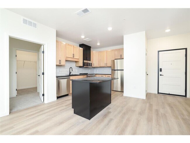 Building Photo - 28 7th St NE