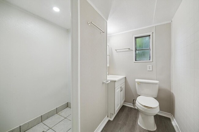 Building Photo - 703 E Fayle Ave