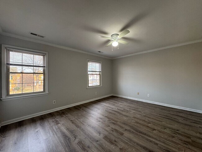 Building Photo - Charming, end-unit brick townhome! *ASK ABOUT OF ZERO DEPOSIT*
