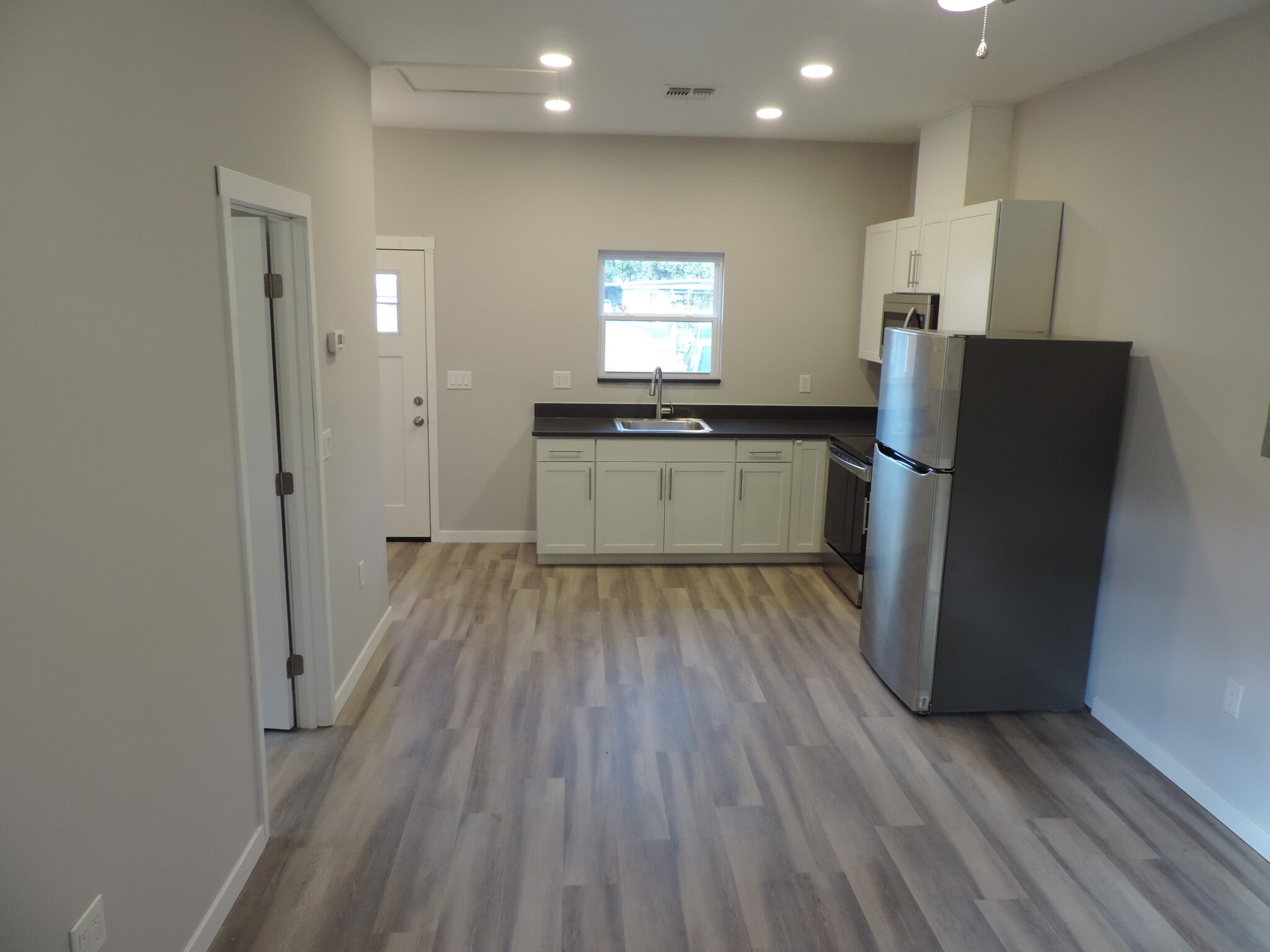 Building Photo - 2704 E Washington St