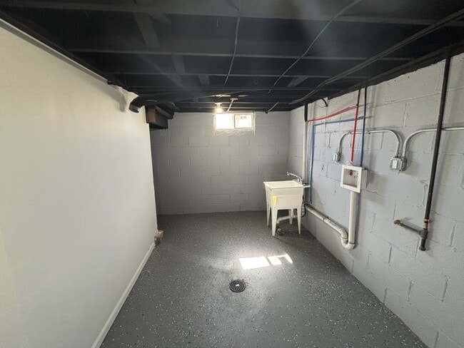 Building Photo - 354 Taney St