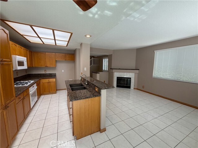 Building Photo - 821 N Siavohn Dr