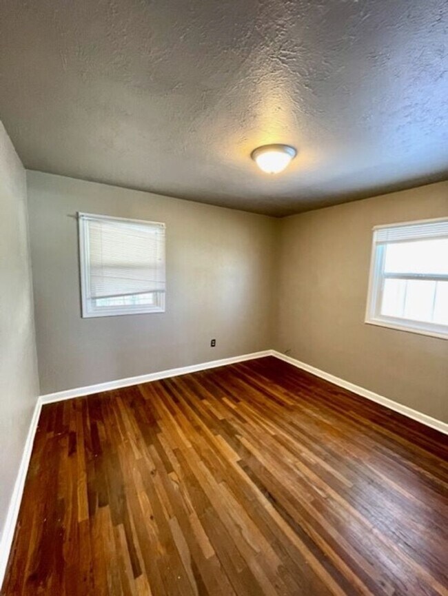 Building Photo - Charming Downtown Redmond Home with Huge Fenced Yard & Garage!