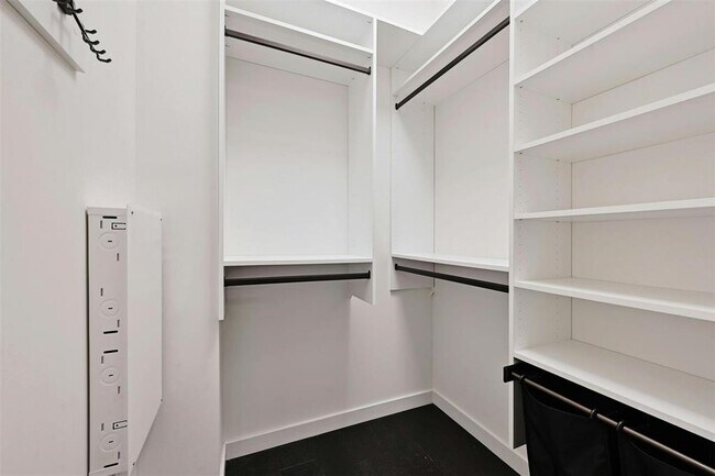 Building Photo - 800 Embassy Dr