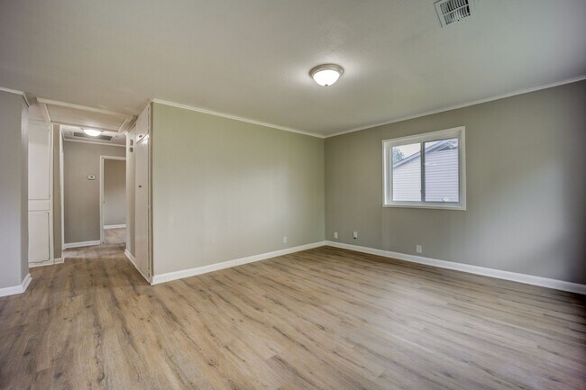 Building Photo - Freshly Updated 3 Bedroom House