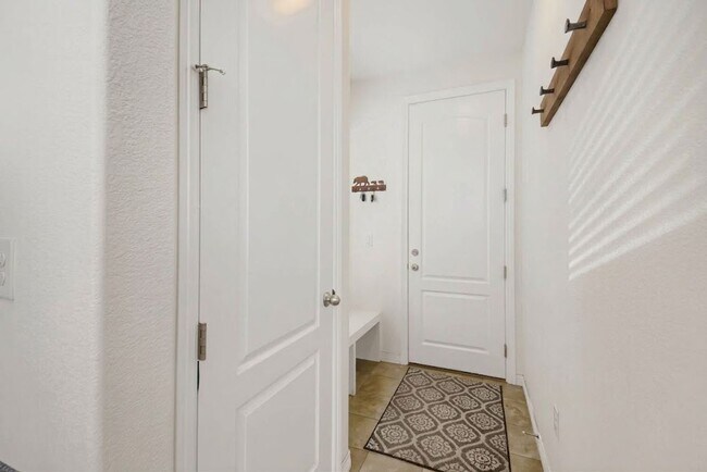 Building Photo - 677 Sundance Cir