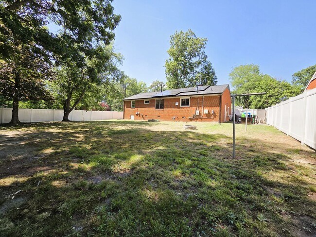 Building Photo - Traditional brick ranch in highly desirable West End of Henrico County