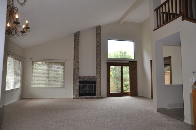 Building Photo - 1443 Briar Cir