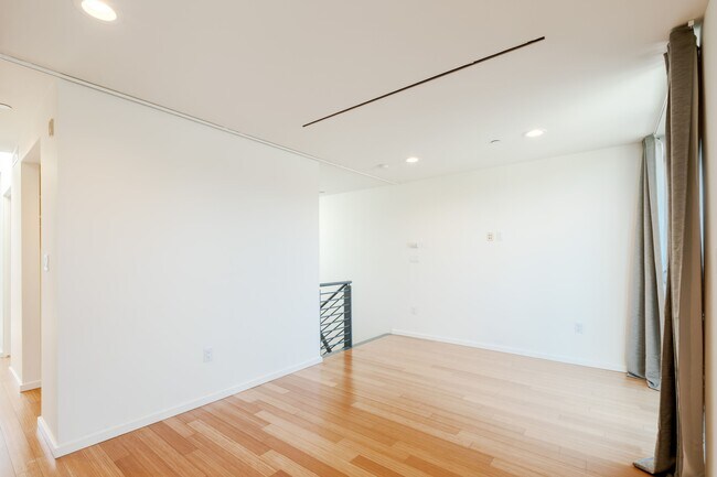 Building Photo - 1220 N Orange Grove Ave