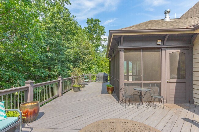 Building Photo - Fully Furnished Home!