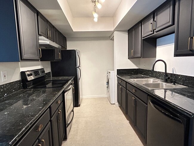 Building Photo - 2 Bed | 2 Bath Condo in Gated Phoenix Community