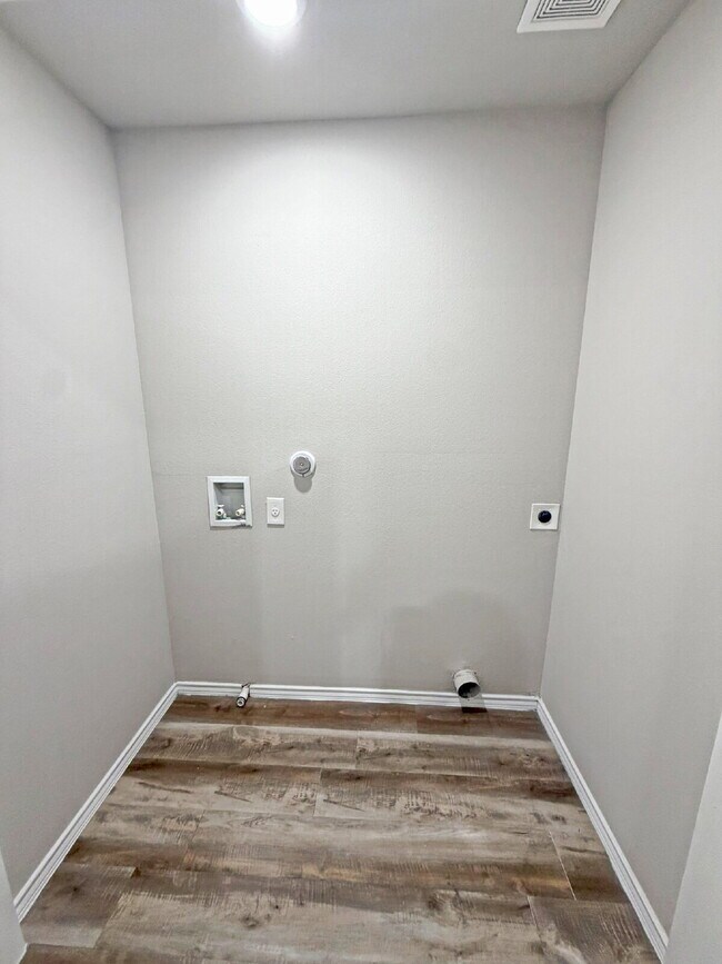 Building Photo - 127 Damon Dv
