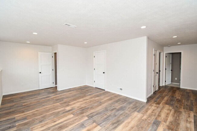 Building Photo - 5 Bedroom 3 Bathroom Single Family Home North Sioux Falls!