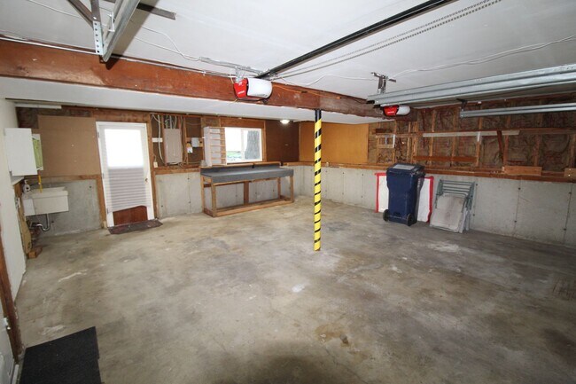 Building Photo - 4906 W Francis Ave