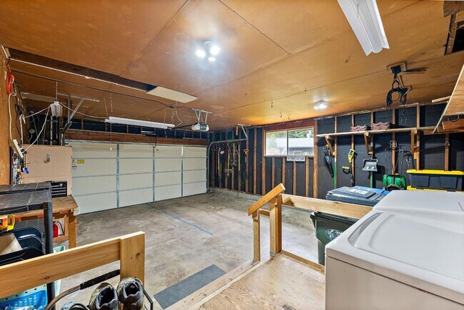 Building Photo - Spacious 4 Bed Lakewood Home w/ 2 Kitchens...