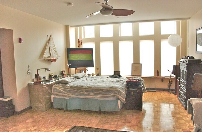 spacious bedroom with natural light - 116 St Paul St