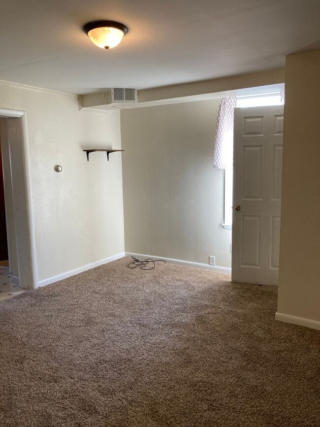 Building Photo - Three Bedroom Single-Family Home Close To Downtown