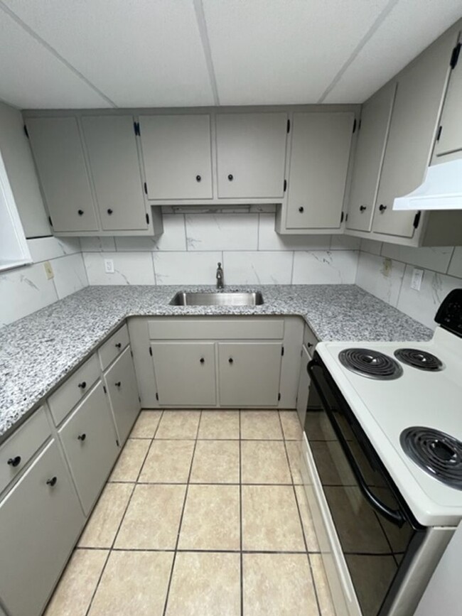 Building Photo - City of Maryville 37803 - 2 bedroom, 1 bat...