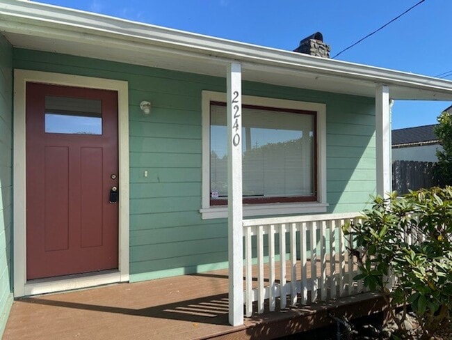 Building Photo - Close to Cal Poly Humboldt, 4/2 house!