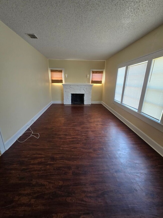 Building Photo - Nice 2 Bedroom & Large extra room that you...