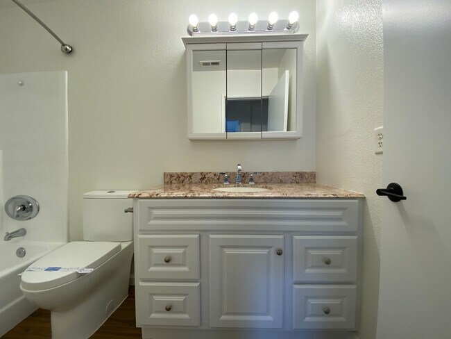 Building Photo - Spacious 4 Bedroom 2 Bath in Desirable Oceanside!