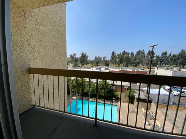 Building Photo - Spacious Condo 1 bed + 1 bath in North Hol...