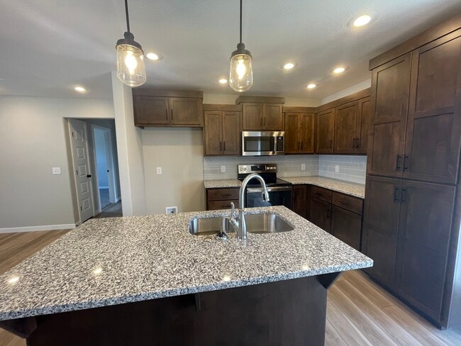 Building Photo - 671 N Jozlynn Ave