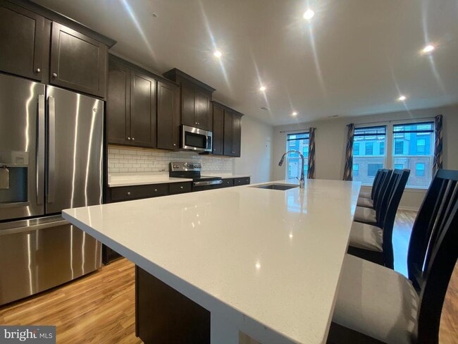 Building Photo - 43808 Middleway Ter