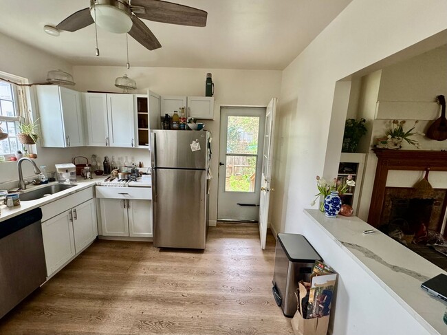 Building Photo - Newly renovated spacious 4 bedroom home in...