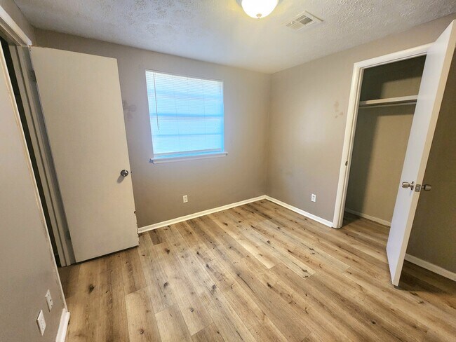 Building Photo - 102 White Oak Dr